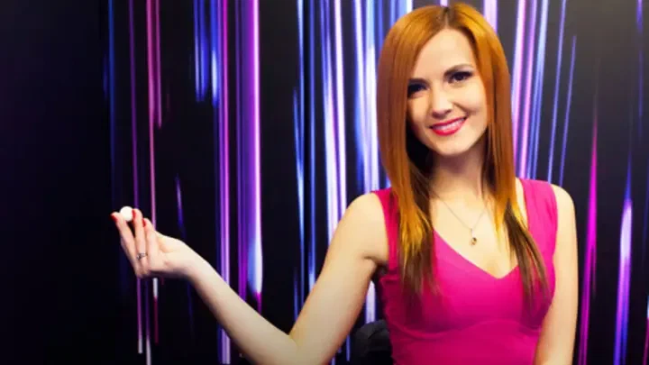 Presentatrice di roulette davanti al tavolo da gioco